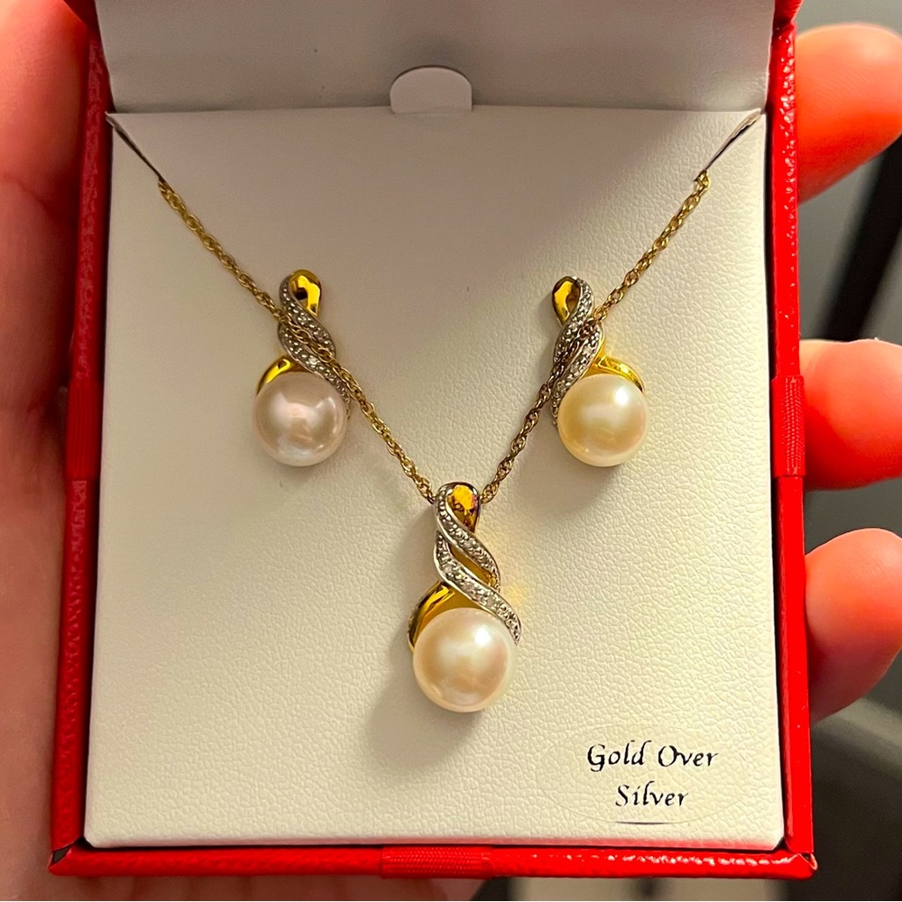 R.H. Macy & Co. Matching Pearl Earring and Necklace set